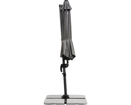 Geschlossener Ampelschirm auf einem Sockel für den Garten oder die Terrasse