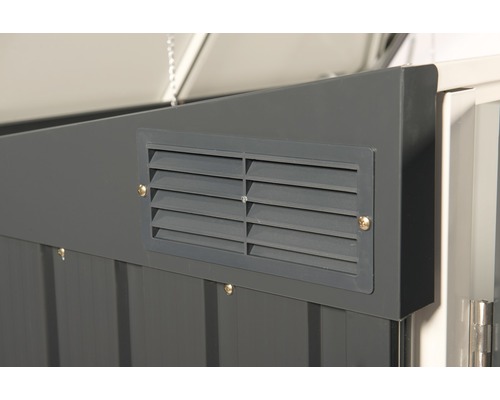 Detailansicht eines Gartenhauses mit Lüftungsgitter