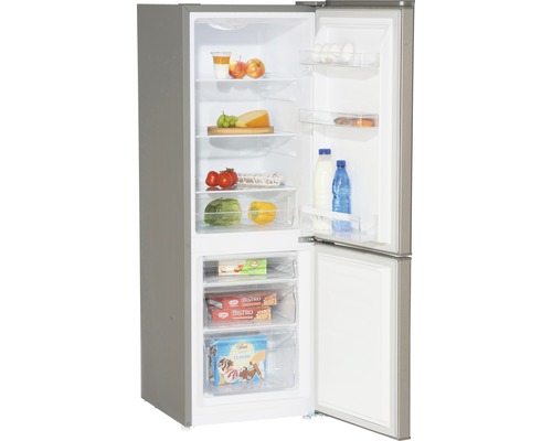 Geöffneter Kühl- und Gefrierschrank mit Lebensmitteln