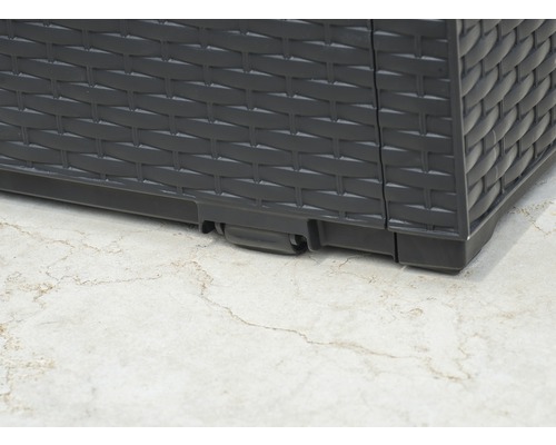 Detailaufnahme einer Aufbewahrungsbox mit Rollen