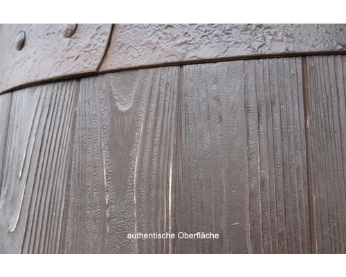 Detailansicht einer Weinfassoberfläche mit Holzstruktur und Metallringen