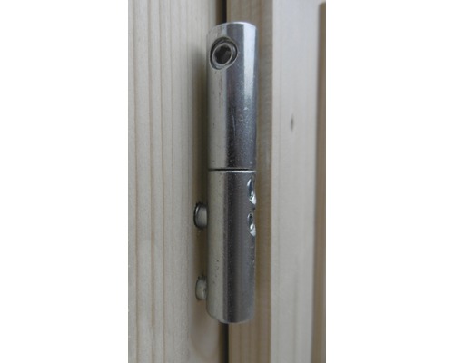 Paumelle de porte en métal sur porte en bois