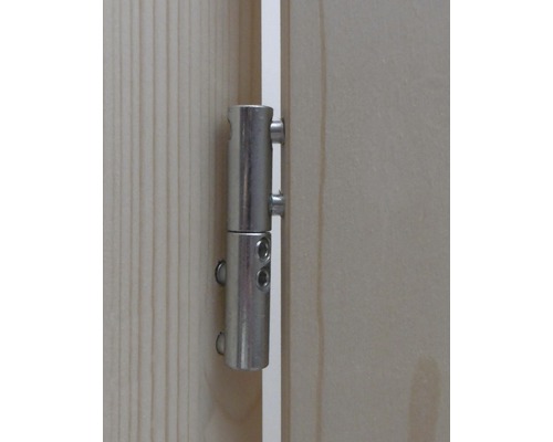 Paumelle métallique fixée sur une porte en bois