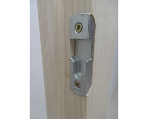 Support métallique avec vis fixé à un poteau en bois
