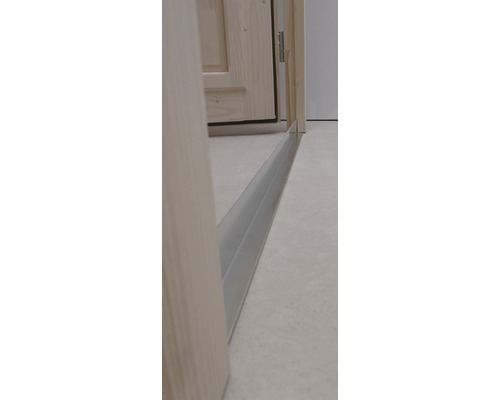 Profilé d''étanchéité de porte sur une porte en bois