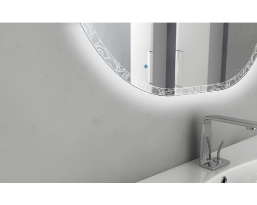 Detailansicht eines Badezimmerspiegels mit Beleuchtung und einer Armatur auf einem Waschbecken