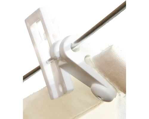 Gardinenclip mit Gardine an einer Metallschnur