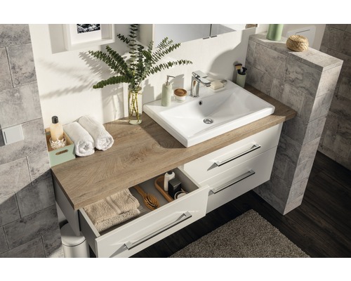 Badezimmer mit Waschtischunterschrank, Waschbecken, Armatur und Accessoires