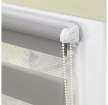 Store double gris sur fenêtre avec chaînette de commande