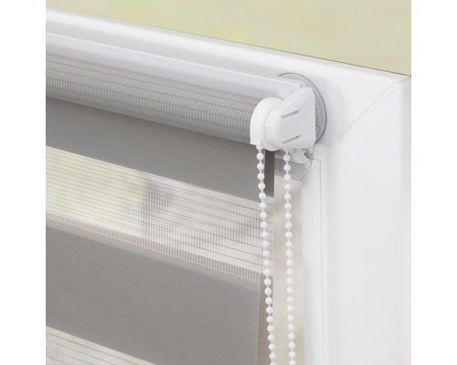 Store double gris sur fenêtre avec chaînette de commande