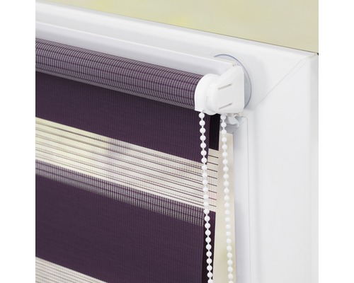 Vue détaillée d''un store enrouleur avec des rayures horizontales et une commande à chaînette