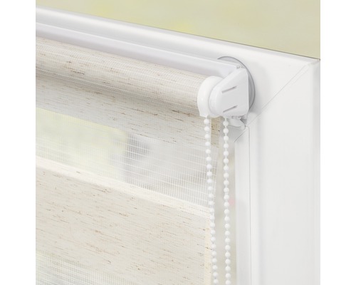 Detailaufnahme eines Doppelrollos im Fensterrahmen mit Kettenzug