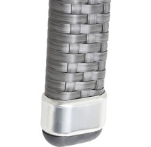 Vue détaillée d''un pied de meuble en rotin avec protection métallique