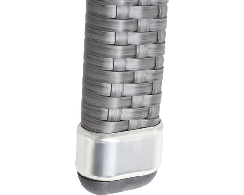 Vue détaillée d''un pied de meuble en rotin avec protection métallique