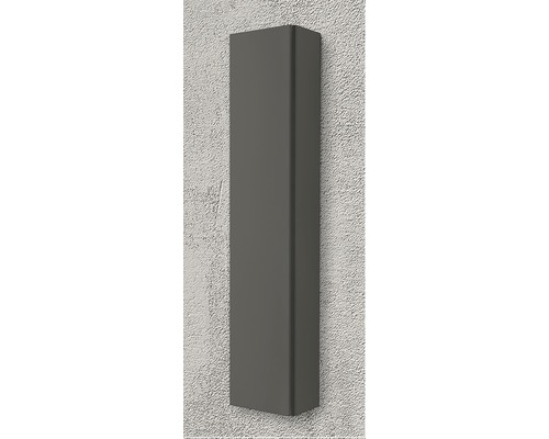 Radiateur étroit et gris sur un mur