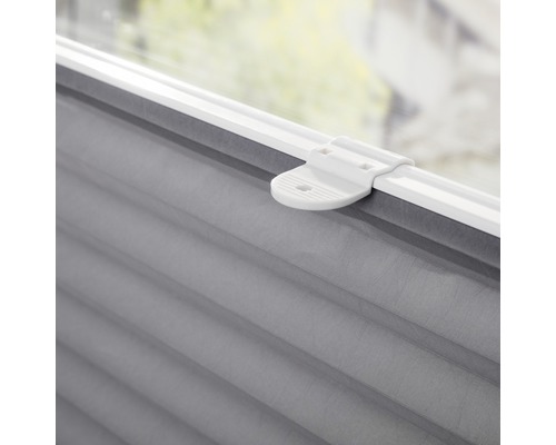 Detailaufnahme eines Faltstores mit Bedienelement zur Fensterdekoration und zum Sonnenschutz