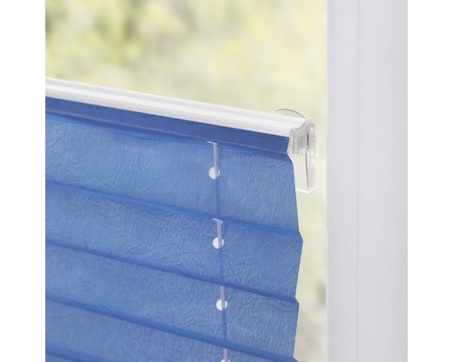 Detailansicht eines blauen Plissees mit Halterung am Fenster