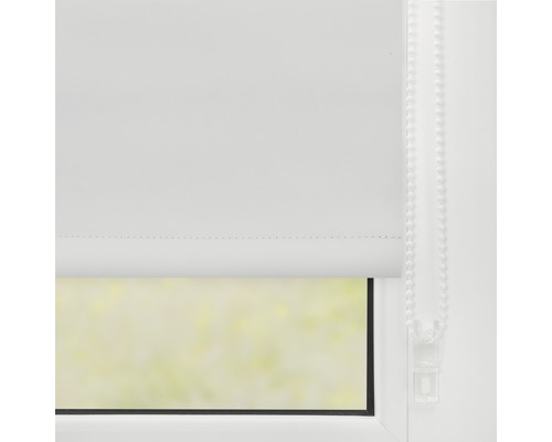Weißes Rollo am Fenster zur Lichtsteuerung