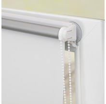 Detailansicht eines weißen Rollos mit Kettenzug an einem Fensterrahmen