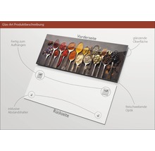 Tableau en verre avec des épices dans des cuillères, entretoises incluses pour la suspension