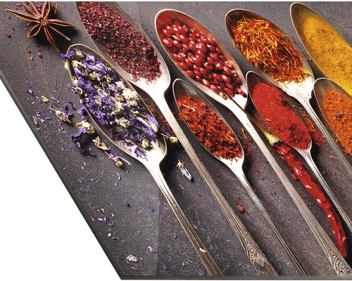 Dekoratives Bild mit Gewürzen in Löffeln