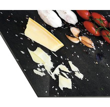 Planche de cuisine décorative avec fromage, ail et tomates