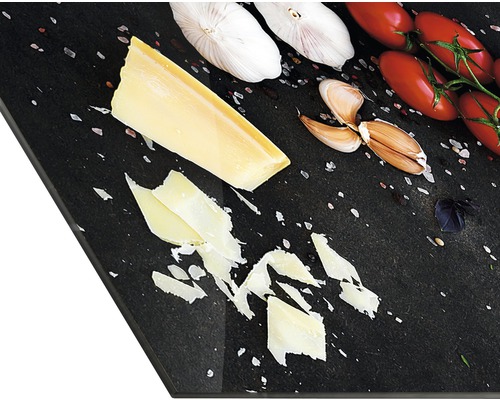Planche de cuisine décorative avec fromage, ail et tomates