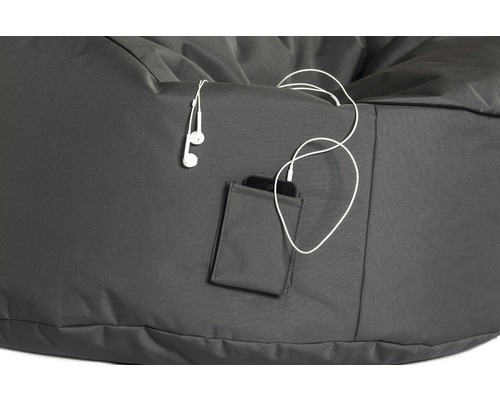 Nahaufnahme eines Sitzsacks mit Handytasche und Kopfhörern