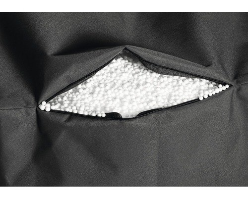 Nahaufnahme eines Sitzsacks mit Reißverschluss, gefüllt mit weißen Styroporkugeln