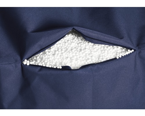 Detailansicht eines Sitzsacks mit Reißverschluss und Füllung aus Polystyrolkügelchen