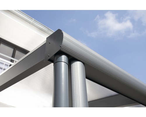Vue détaillée d''un toit de terrasse avec cadre en aluminium et poteaux ronds