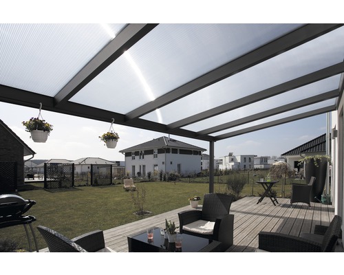 Terrasse avec toit de terrasse et mobilier de jardin
