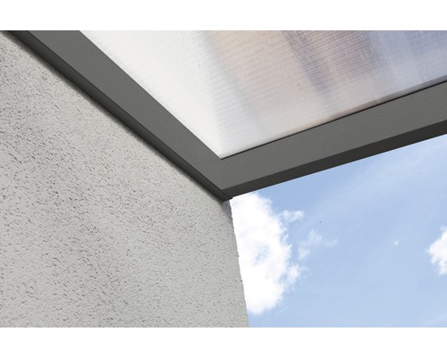Vue détaillée d''un toit de terrasse avec des plaques en polycarbonate sur un mur de maison