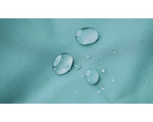 Gros plan de gouttes d''eau sur un tissu hydrofuge.