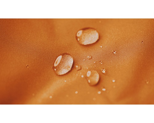Nahaufnahme von Wassertropfen auf wasserabweisendem Gewebe