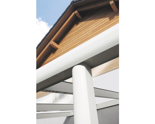 Gros plan d''un toit de terrasse avec piliers de support et toit en bois