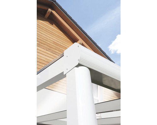 Vue détaillée d''un toit de terrasse avec une structure de cadre blanche devant une maison avec une façade en bois