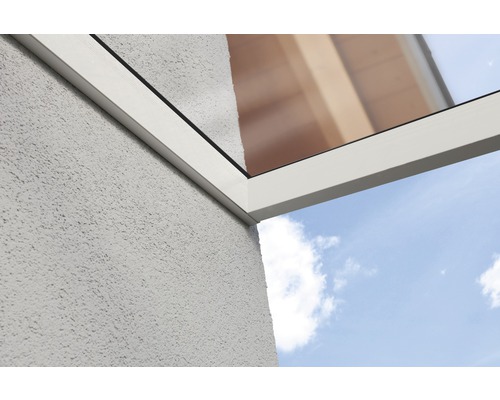 Vue détaillée d''un toit de terrasse avec cadre en aluminium sur une façade.