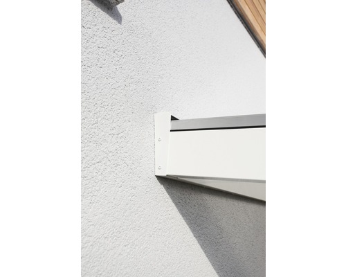 Vue détaillée d''un store banne monté sur un mur