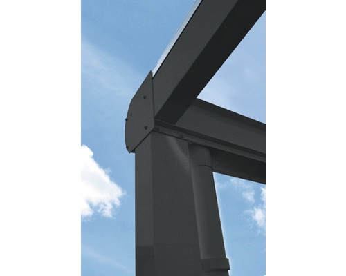 Vue détaillée d''un toit de terrasse avec armature en acier sur fond de ciel bleu