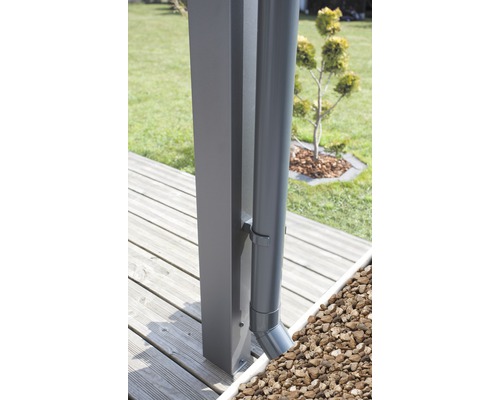Vue détaillée d''un toit de terrasse avec gouttière et piliers de soutien