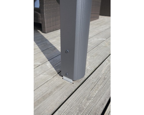 Vue détaillée d''un abri de terrasse avec des poteaux en aluminium sur un plancher en bois