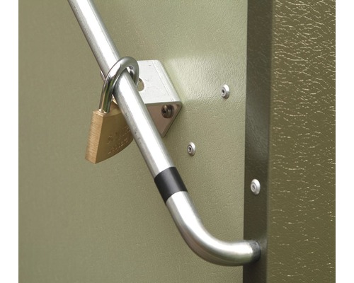 Barre métallique avec cadenas fixé à une porte