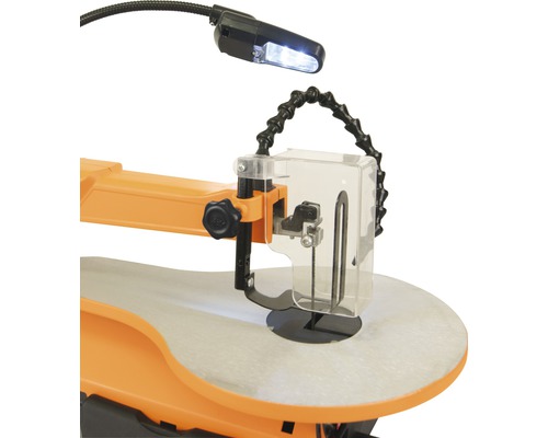 Detailansicht einer Dekupiersäge mit Beleuchtung und transparentem Schutzschild