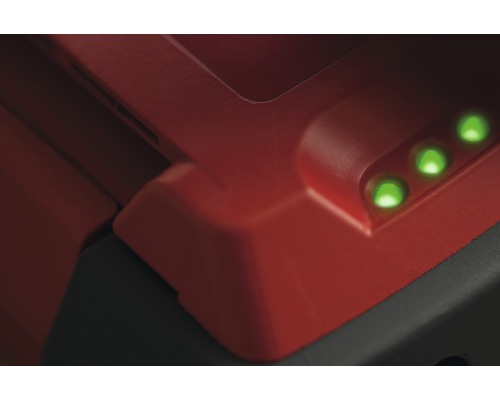 Gros plan d''une batterie avec trois indicateurs d''état de charge à LED verts.