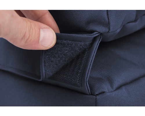 Nahaufnahme eines Klettverschlusses an einem blauen Stoffbezug.