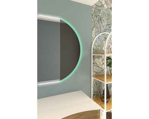 Detailansicht eines Badezimmers mit Spiegel mit Beleuchtung, Regal und dekorierten Wänden