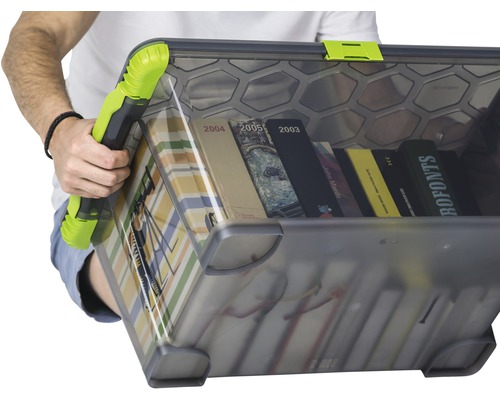 Eine gefüllte Aufbewahrungsbox wird von einer Person gehalten.