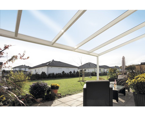 Terrasse avec toit de terrasse et mobilier de jardin dans le jardin
