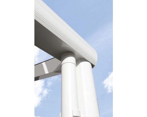 Vue détaillée d''un toit de terrasse blanc avec des piliers de support ronds sur un ciel bleu